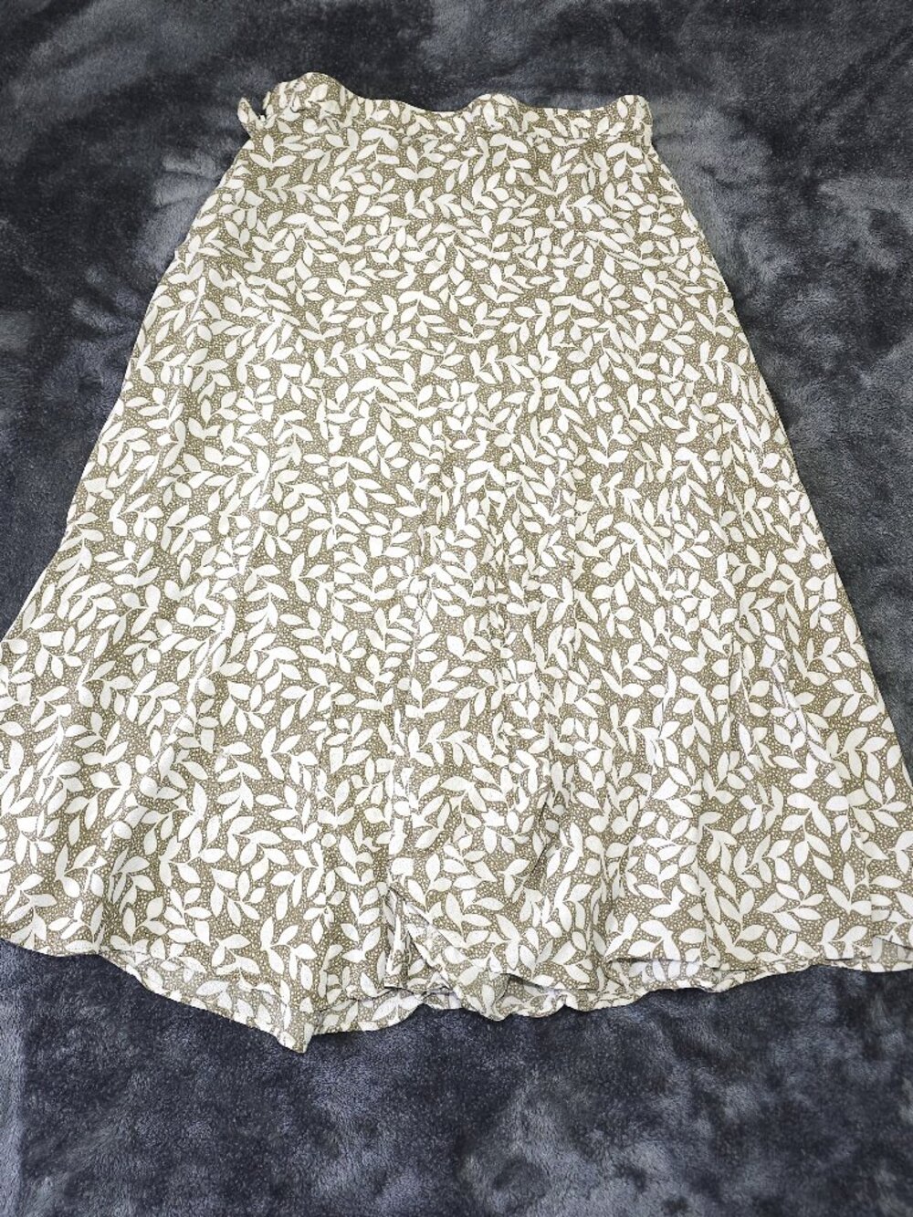 Casual Studio olive-green Sz M skirt featuring an all-over white leaf pattern
